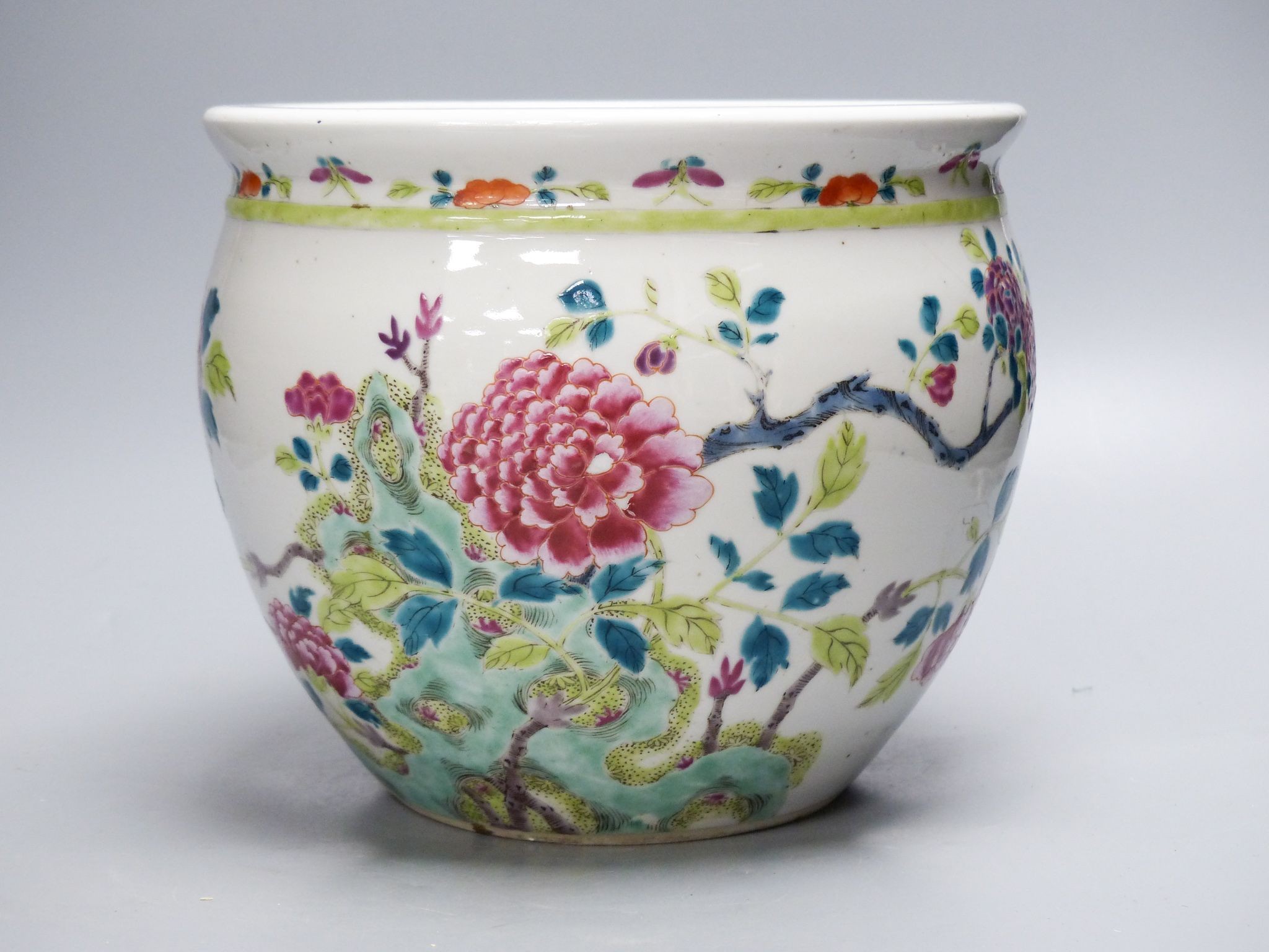 A Chinese famille rose jardiniere, 19th century, diameter 23cm, height 20cm